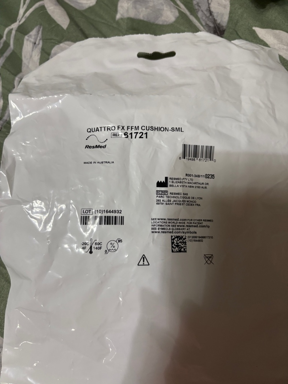ResMed White Packaging with Black Text - Quattro FX FFM Cushion size small